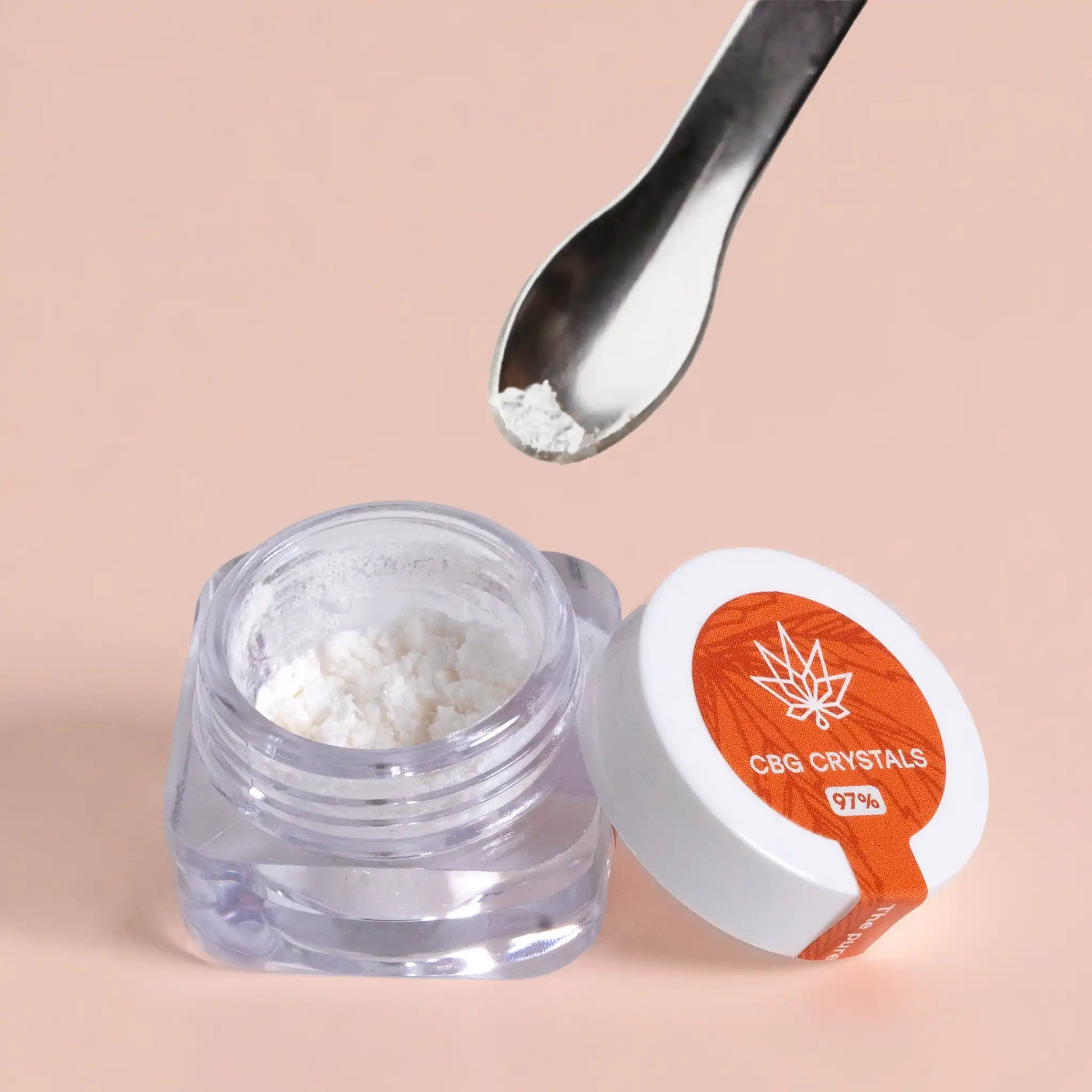 sopra il prodotto aperto c'è un cucchiaio sul quale è presente un po' di cristalli