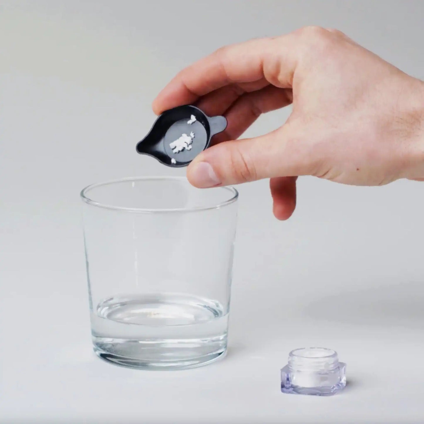 I cristalli di CBD vengono aggiunti all'acqua