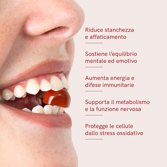 Bocca di profilo con una pillola arancione tra i denti, simbolo di integratori per energia e immunità.