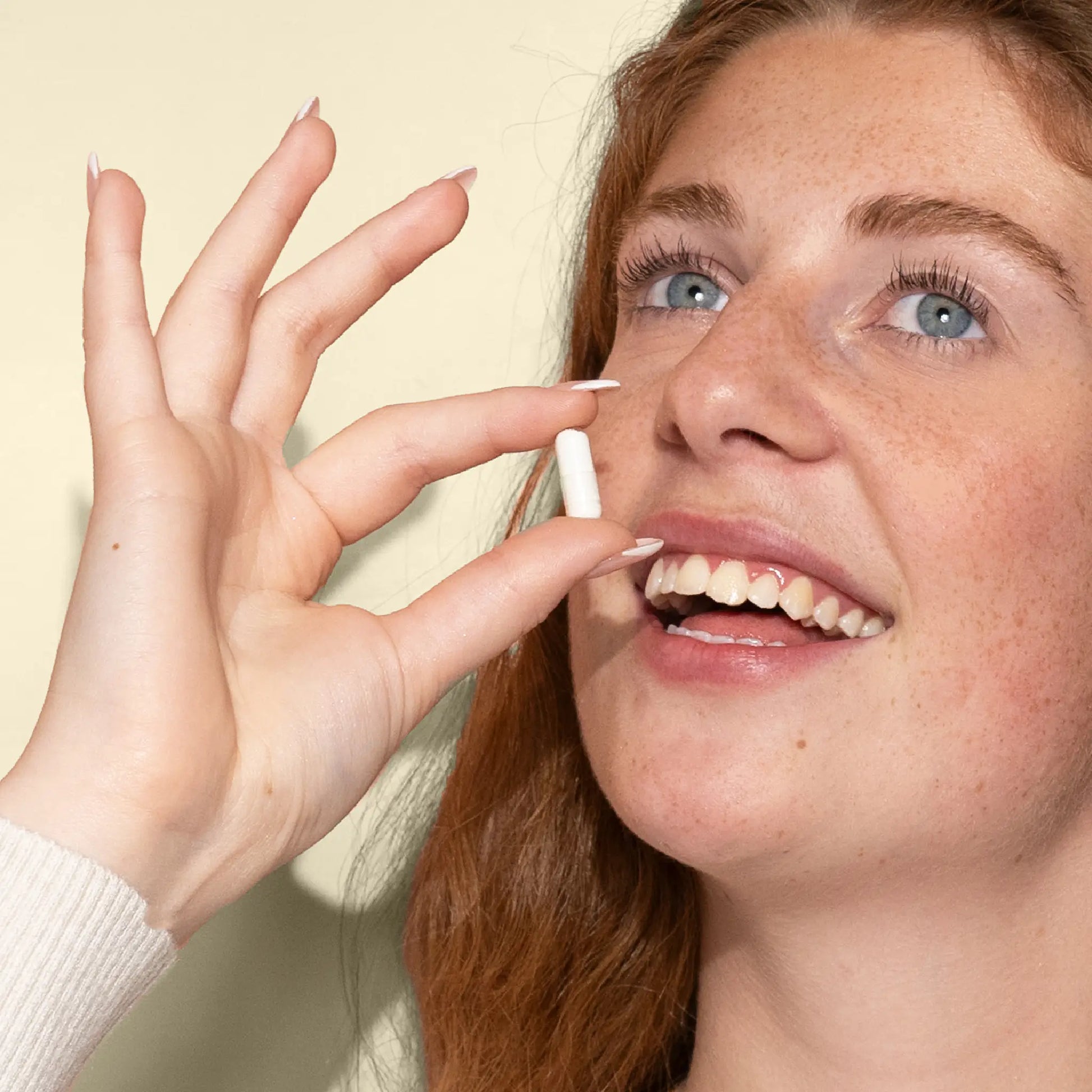 donna assume capsule di vitamina c