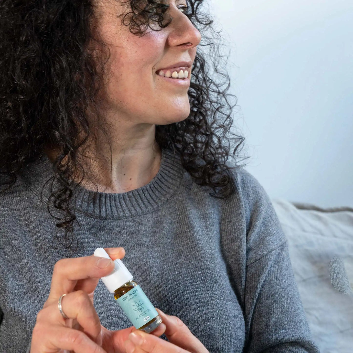 Una donna tiene tra le mani l'olio di CBD