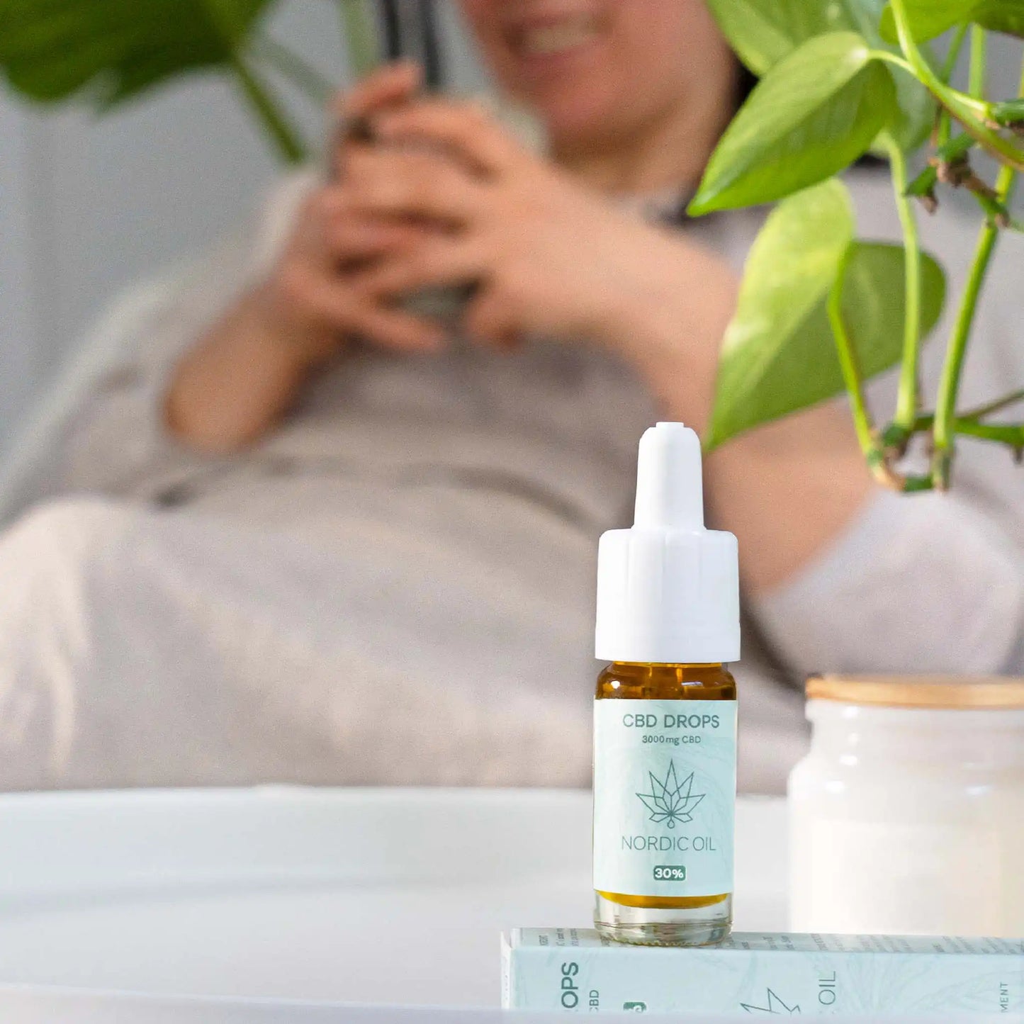 l'olio CBD è su un tavolo bianco