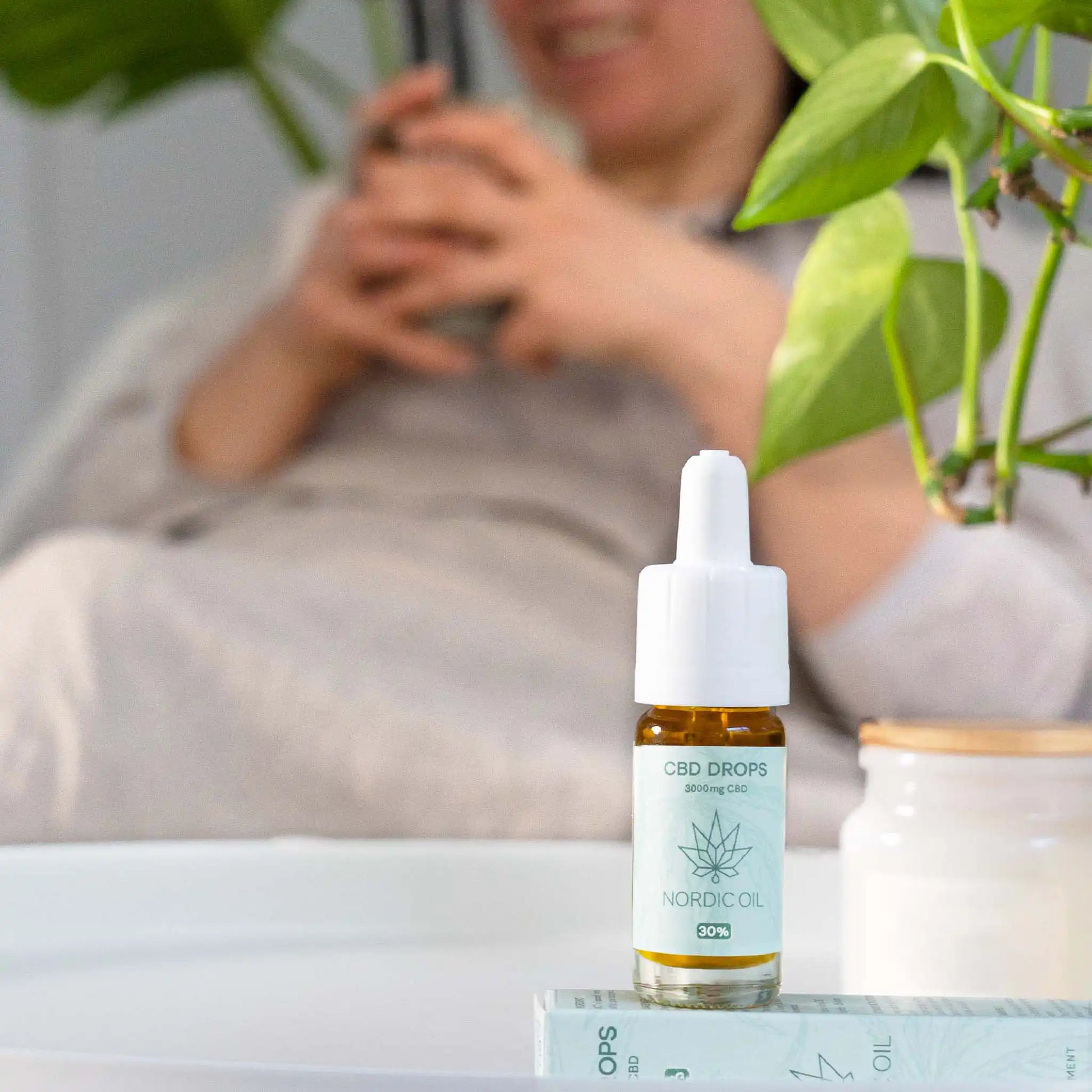 l'olio CBD è su un tavolo bianco