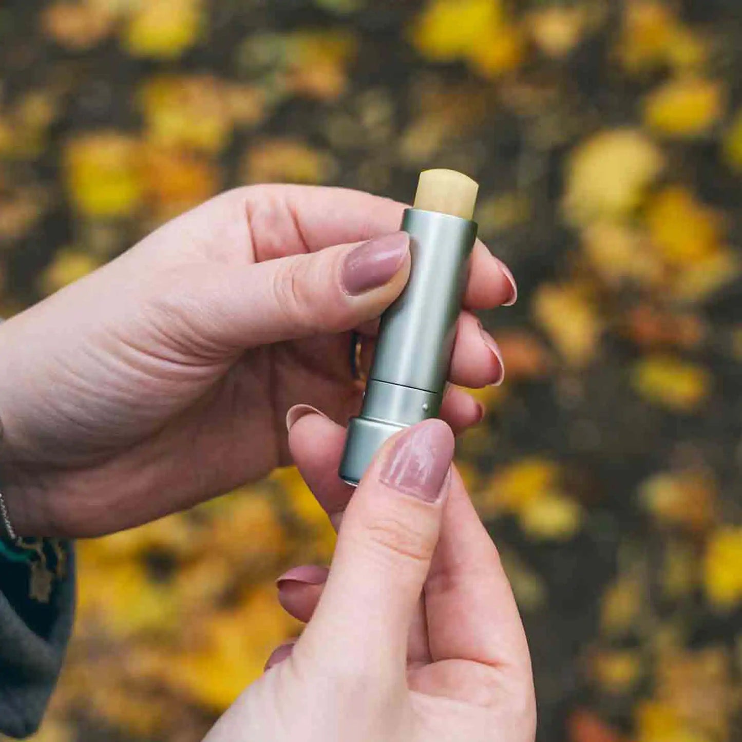 Il cliente apre il balsamo per le labbra