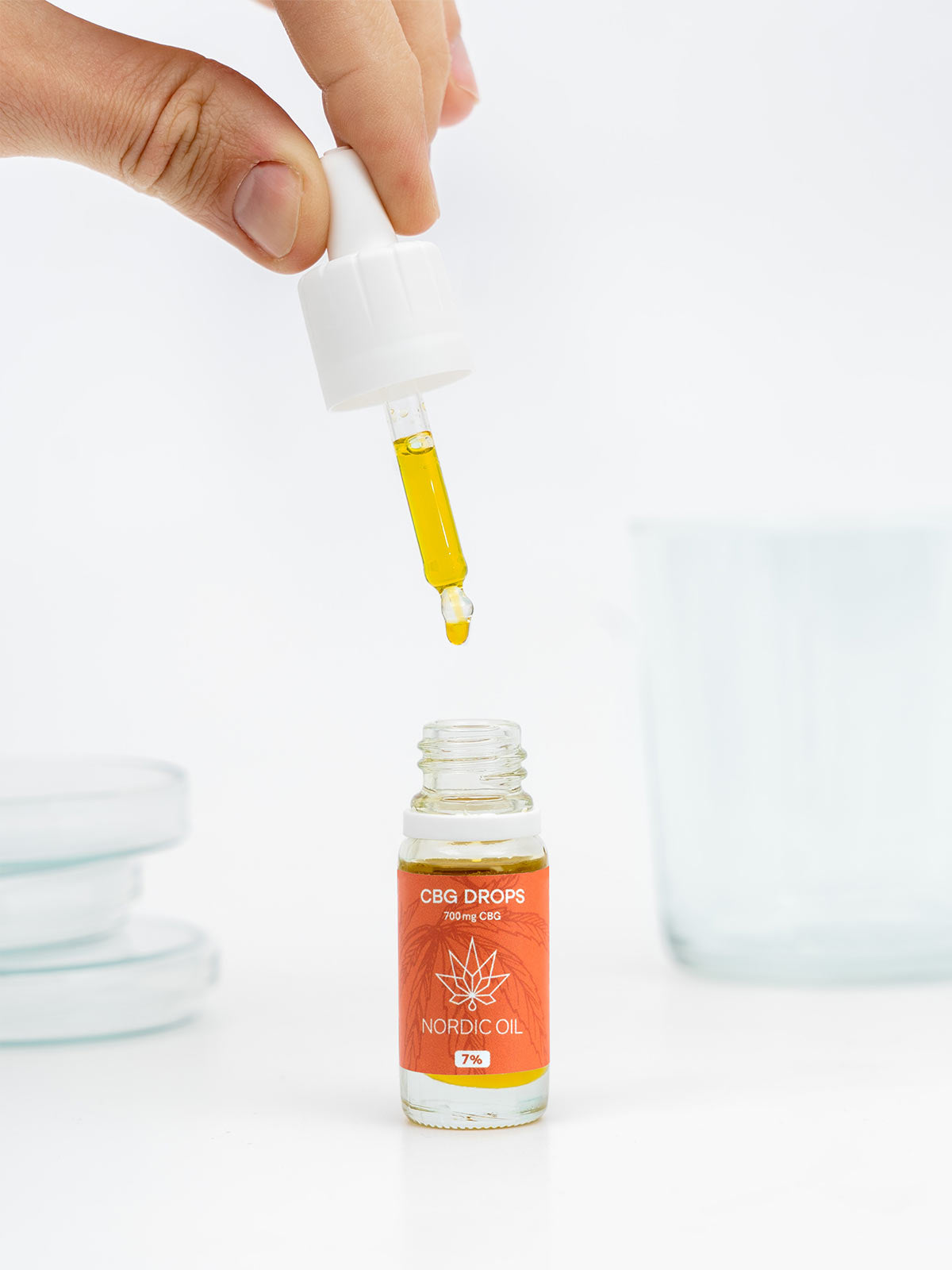 Bottiglia di olio CBG Nordic Oil con contagocce e goccia in caduta