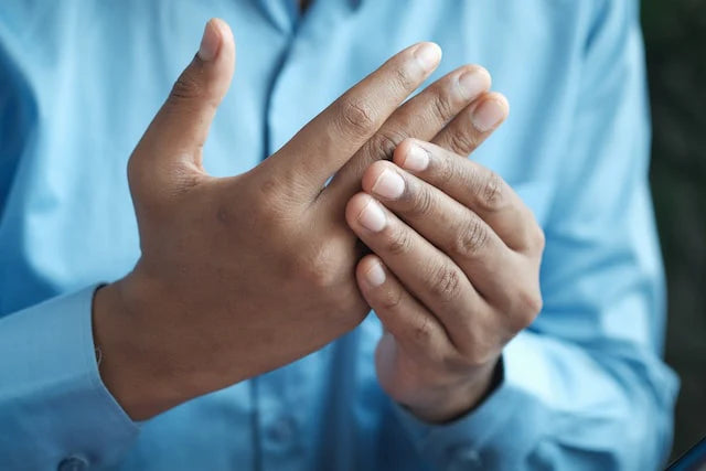 Una persona con dolore alle articolazioni nella mano