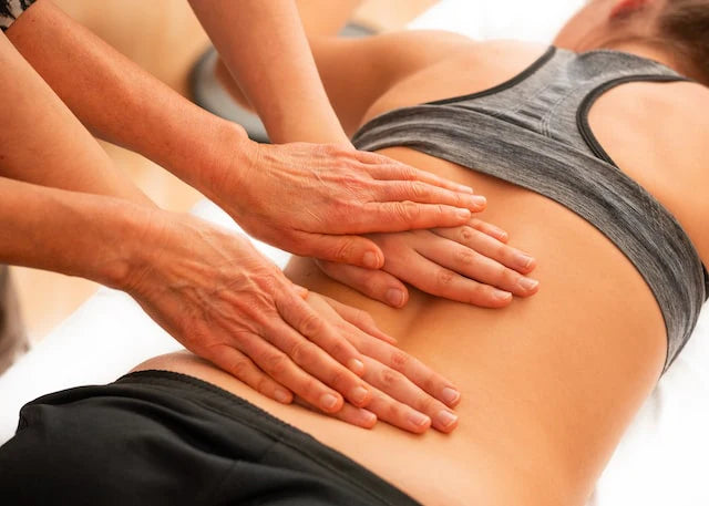 Una donna riceve un massaggio alla schiena per aiutare con il suo dolore alla schiena.
