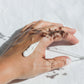 Una goccia di Crema Mani - CBD e Aloe Vera su una mano femminile