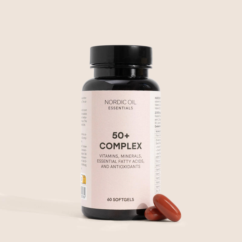 Bottiglia di integratori Nordic Oil Essentials 50+ Complex con capsule rosse accanto