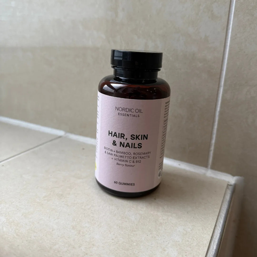 Integratore Hair, Skin & Nails di Nordic Oil Essentials, bottiglia marrone con etichetta rosa