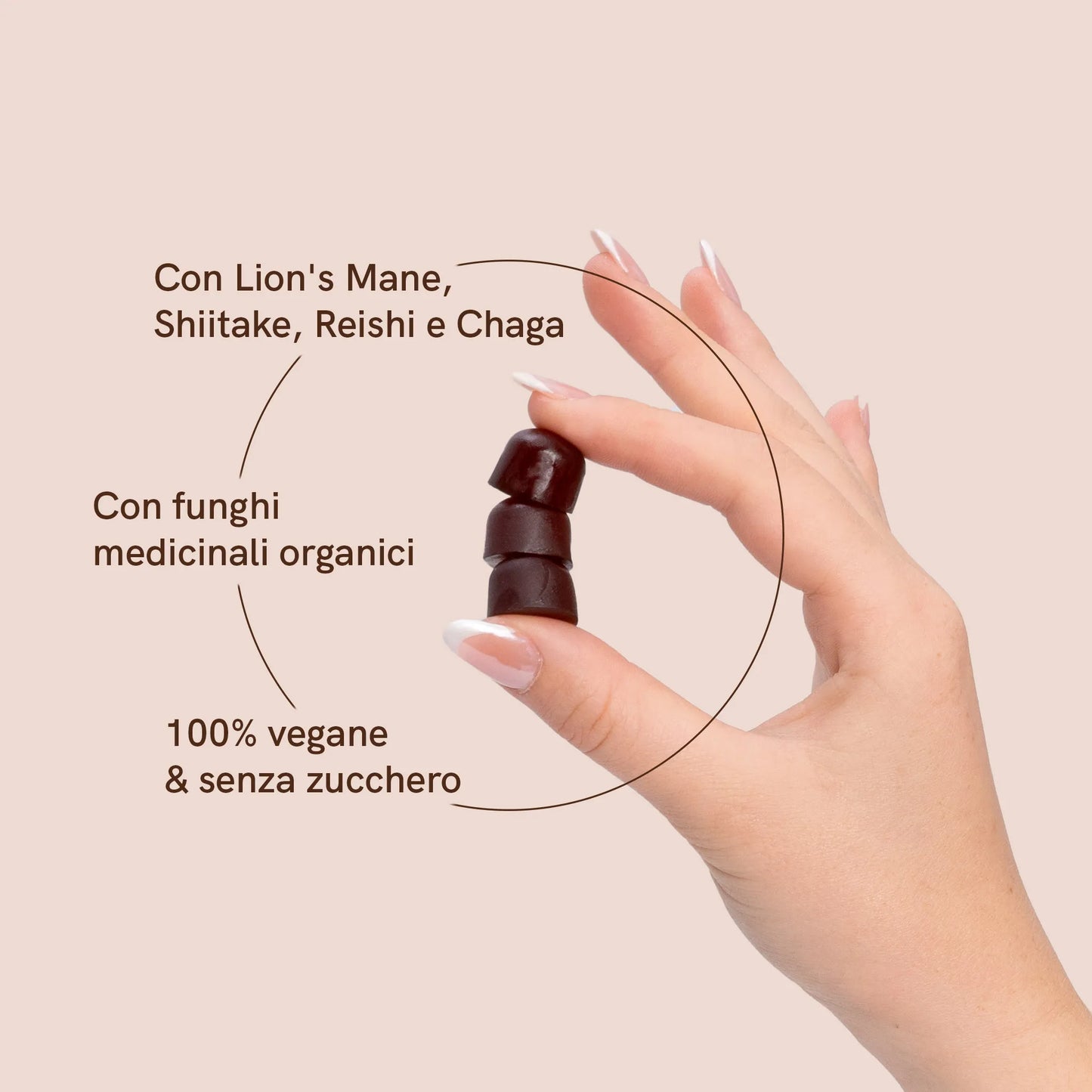 La donna tiene in mano tre gommine ai funghi e accanto a loro ci sono le informazioni sul prodotto:
Con Lion's Mane, Shiitake, Reishi e Chaga.
Con funghi medicinali biologici
100% vegano e senza zucchero