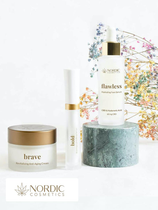 Tre prodotti Nordic Cosmetics si trovano su uno sfondo bianco, mentre alle loro spalle c'è una pianta colorata. 