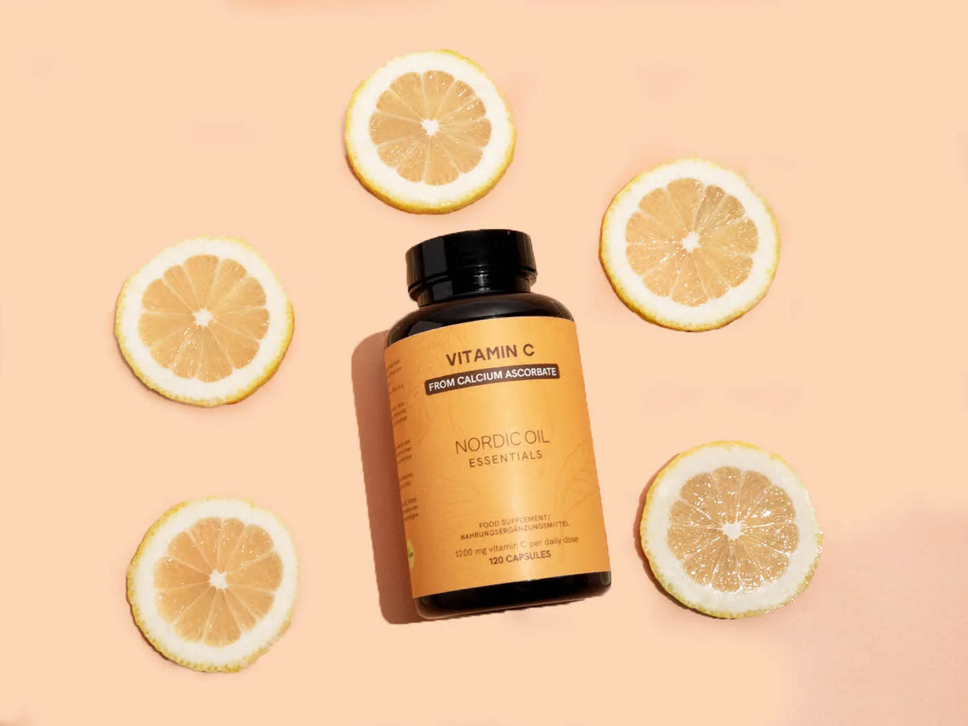 una confezione di capsule di vitamina C con limoni