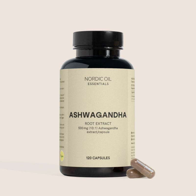 Bottiglia scura di capsule Ashwagandha con etichetta beige Nordic Oil Essentials e due capsule accanto.
