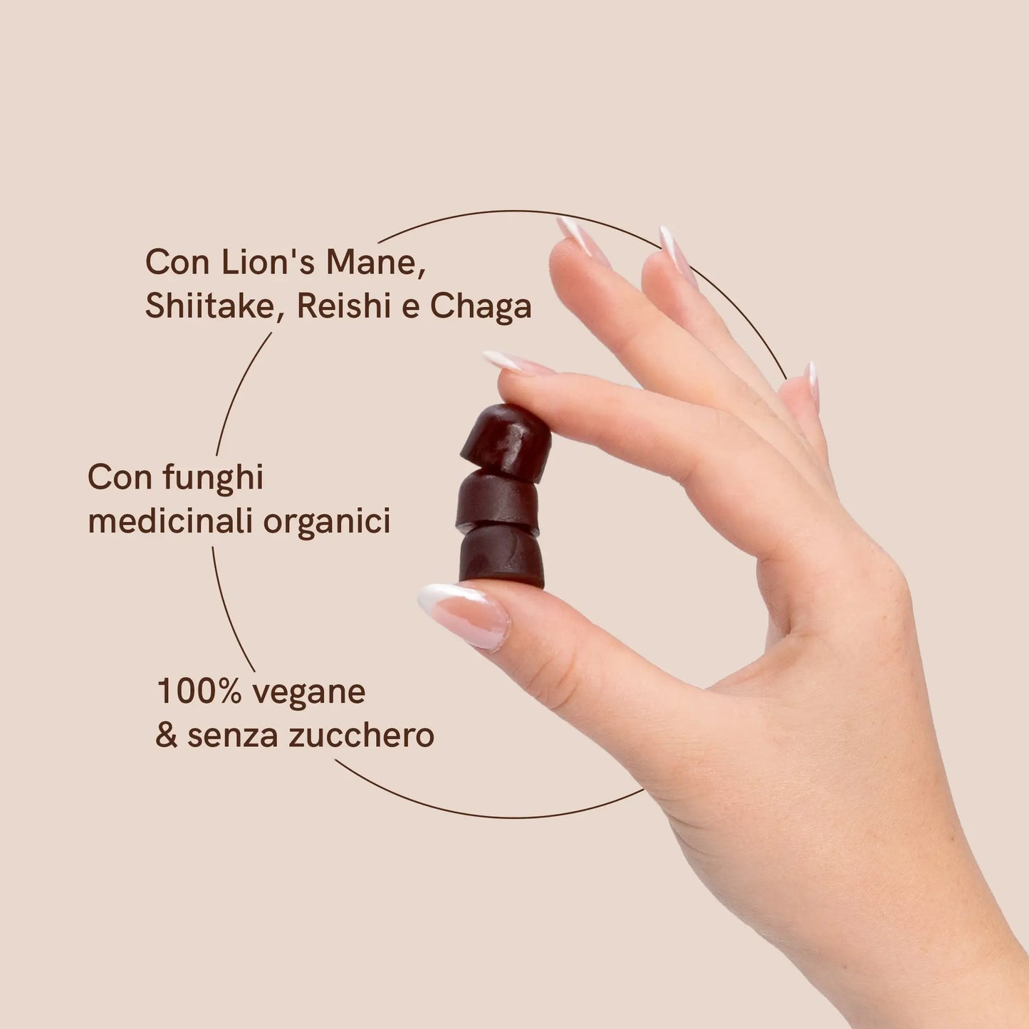 La donna tiene in mano tre gommine ai funghi e accanto a loro ci sono le informazioni sul prodotto:
Con Lion's Mane, Shiitake, Reishi e Chaga.
Con funghi medicinali biologici
100% vegano e senza zucchero