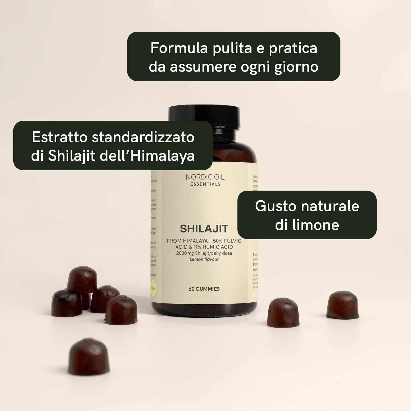 Bottiglia di integratore Shilajit con gommini al limone e caramelle marroni sul piano beige