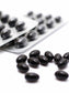 Capsule morbide nere in blister su sfondo bianco